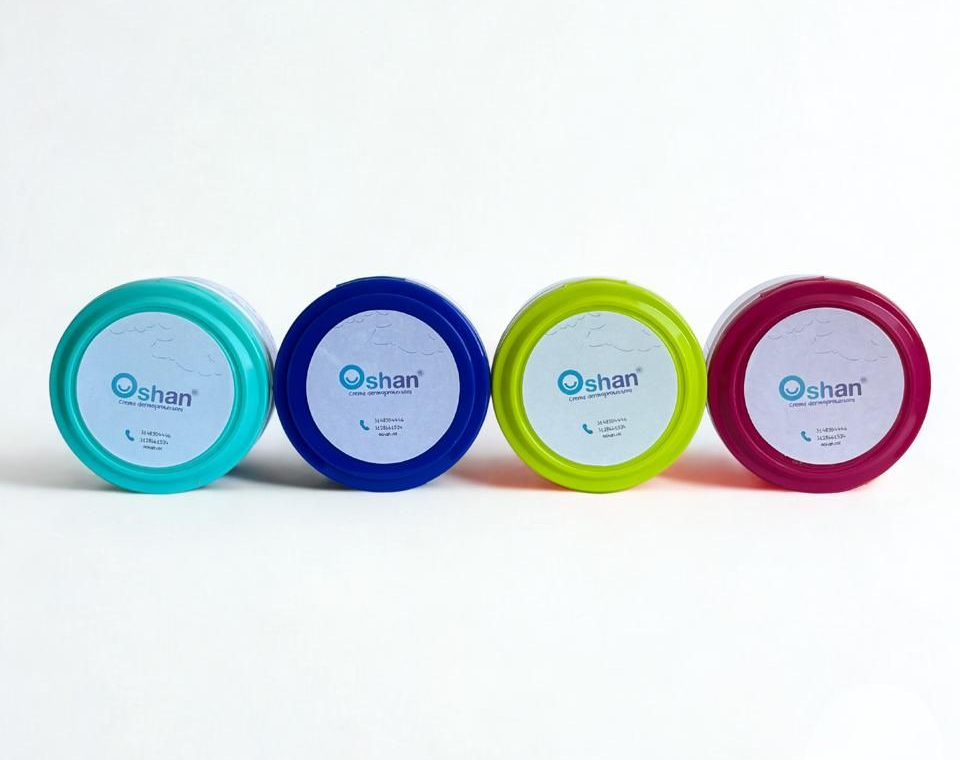 Cuatro contenedores coloridos: verde azulado, azul, verde y magenta, con etiquetas blancas que dicen 