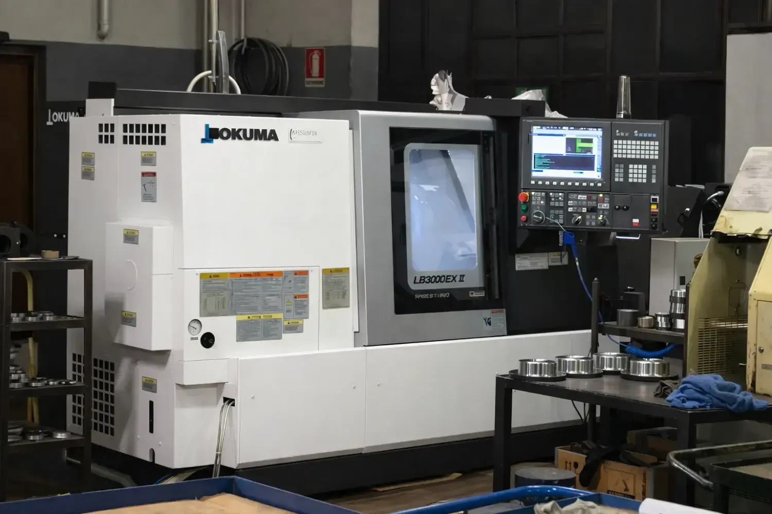 Tornio CNC Okuma in un ambiente di officina.