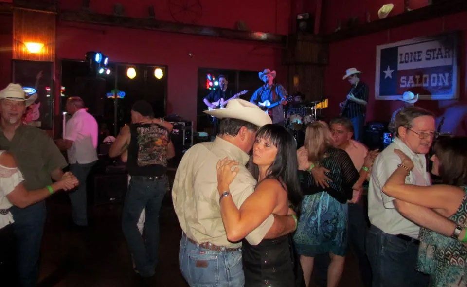 couples dancing