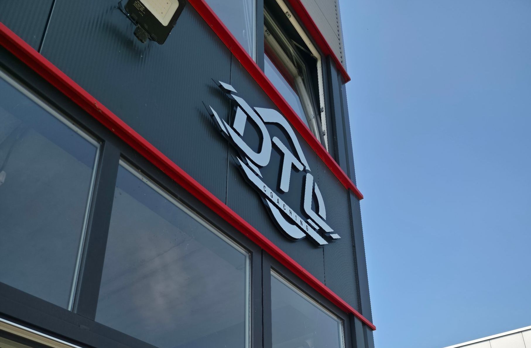 Een gebouw met een bord waarop dtl staat