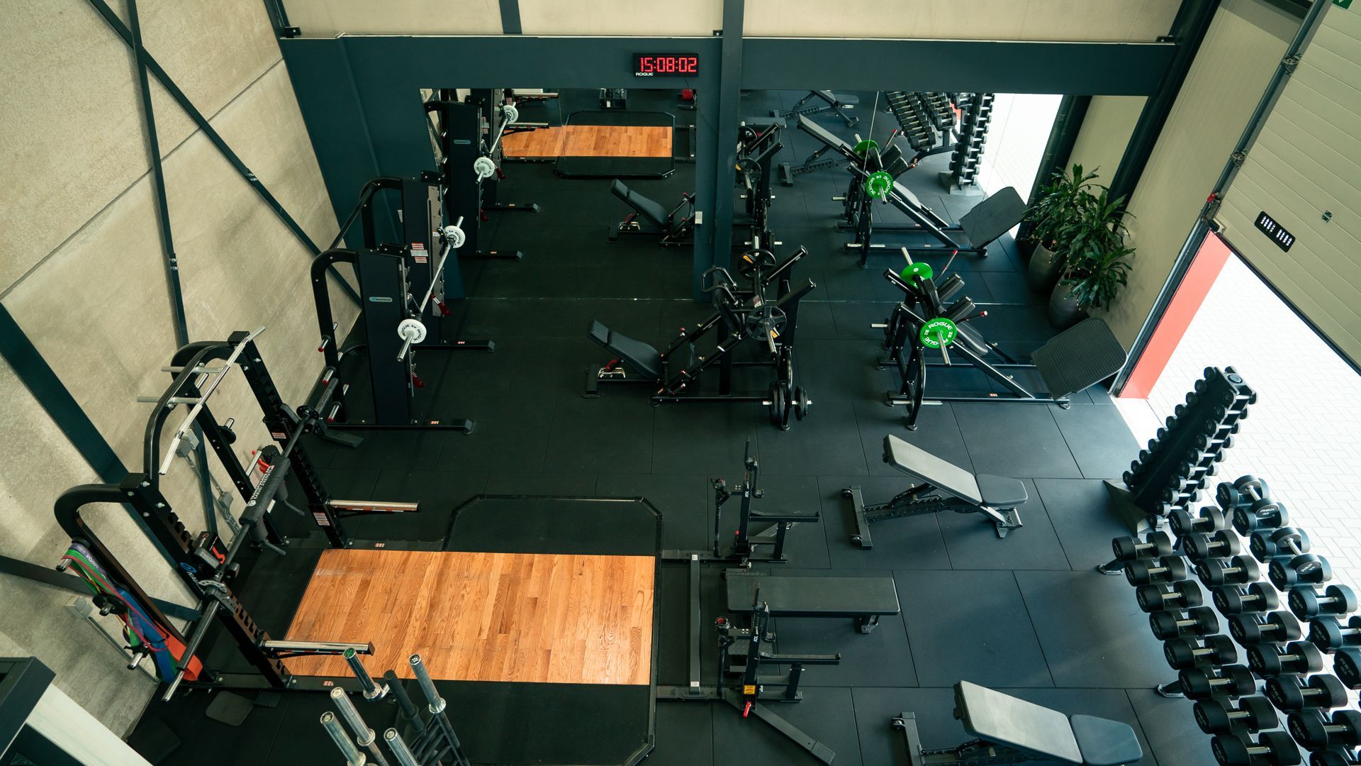 Een luchtfoto van een sportschool vol met fitnessapparatuur.