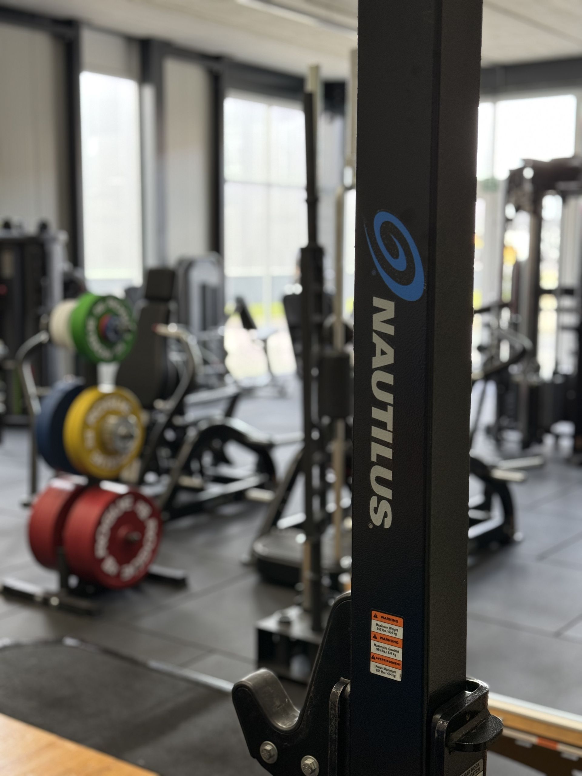 Een nautilusmachine staat in een sportschool