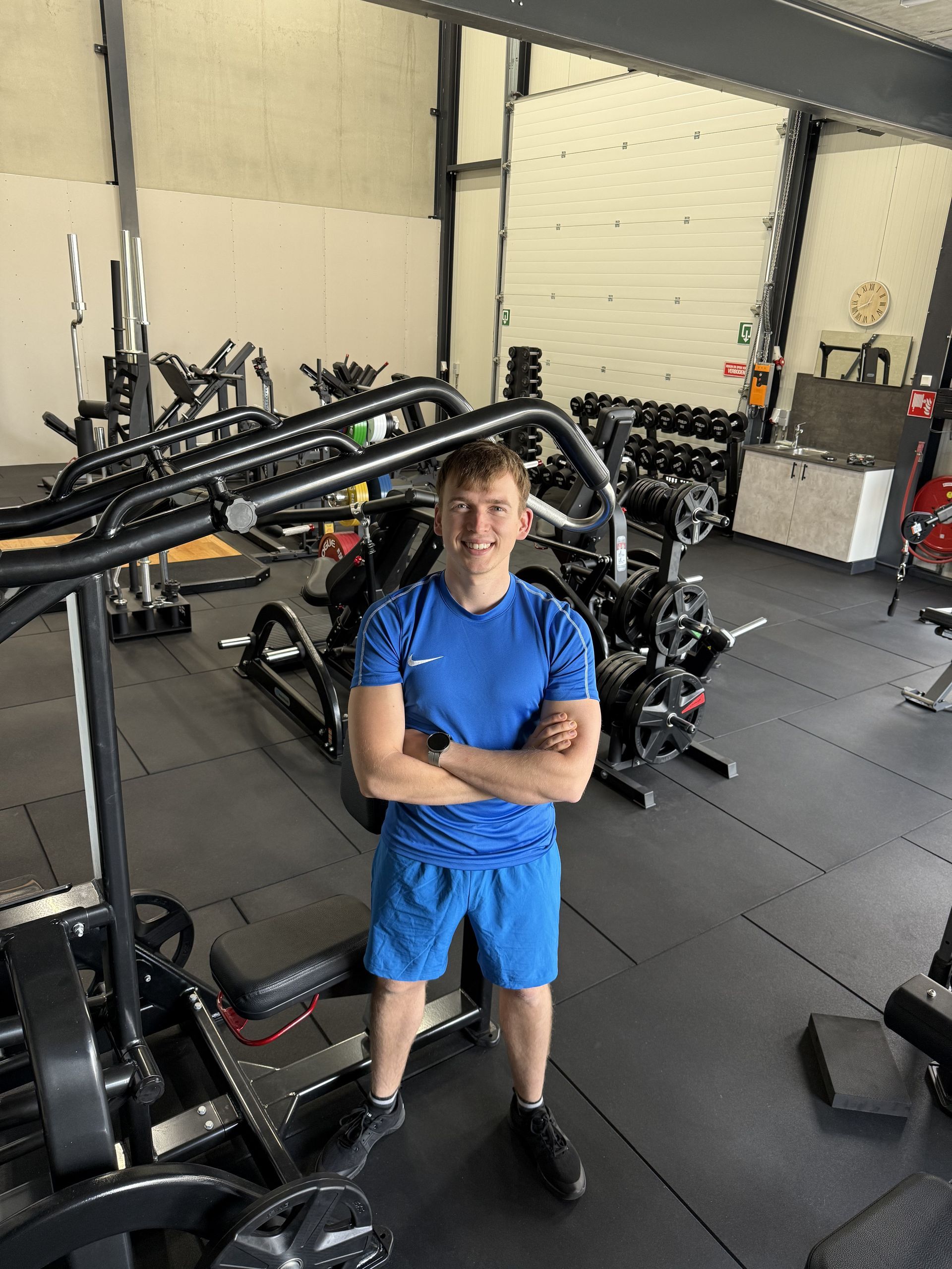 Een vrouw helpt een man met push-ups in de sportschool.