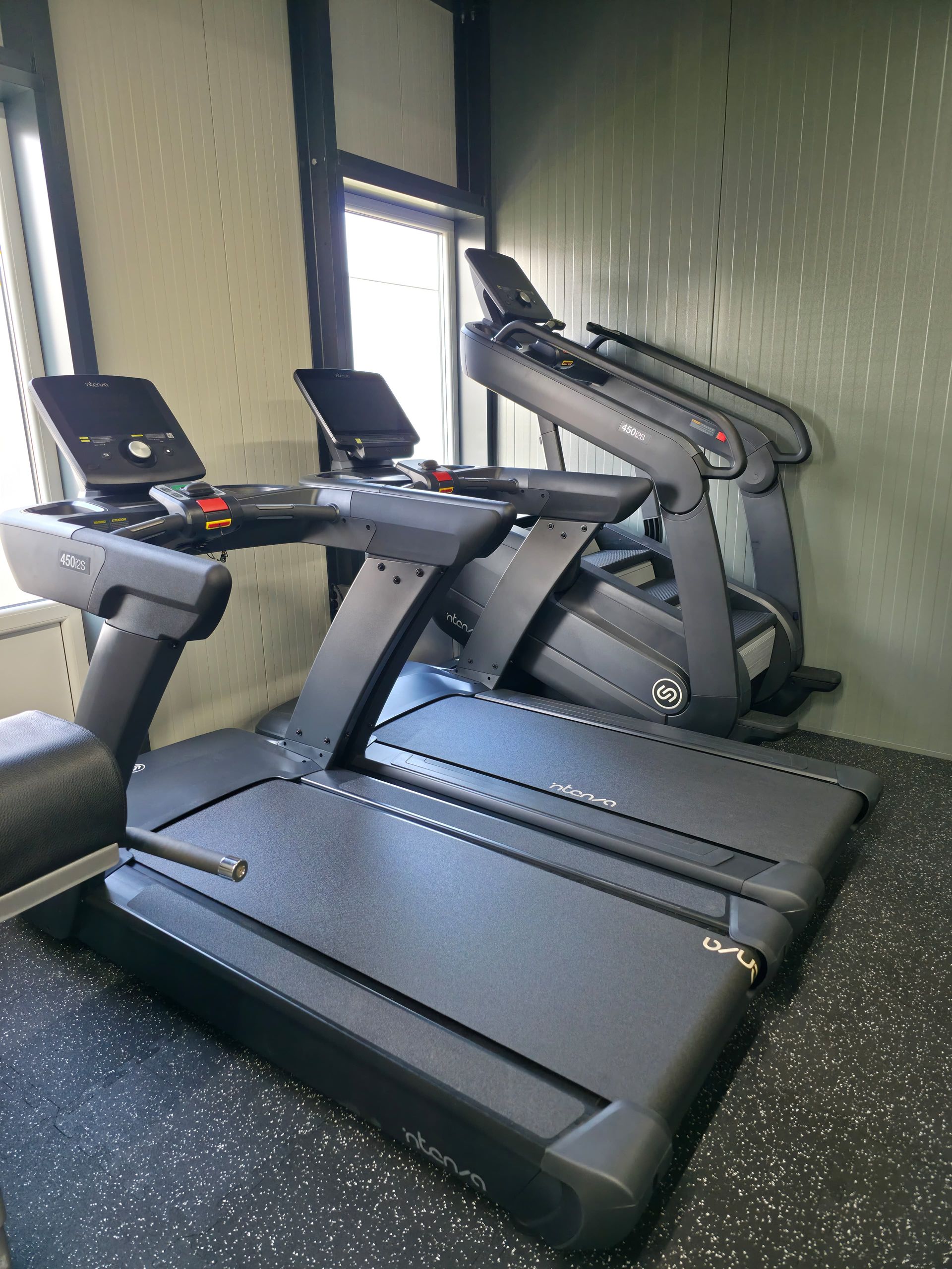 Twee loopbanden staan naast elkaar in een sportschool.