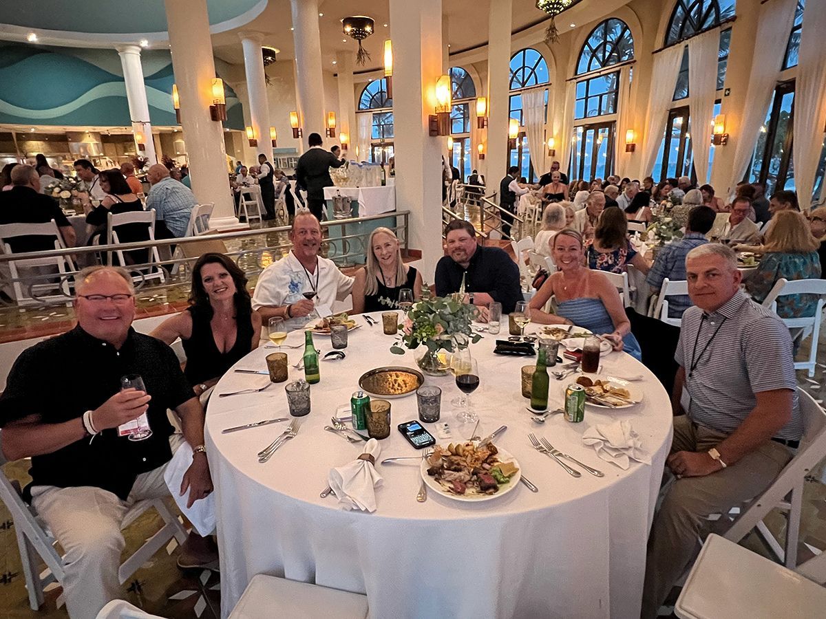 A group of people are sitting around a table in a restaurant.