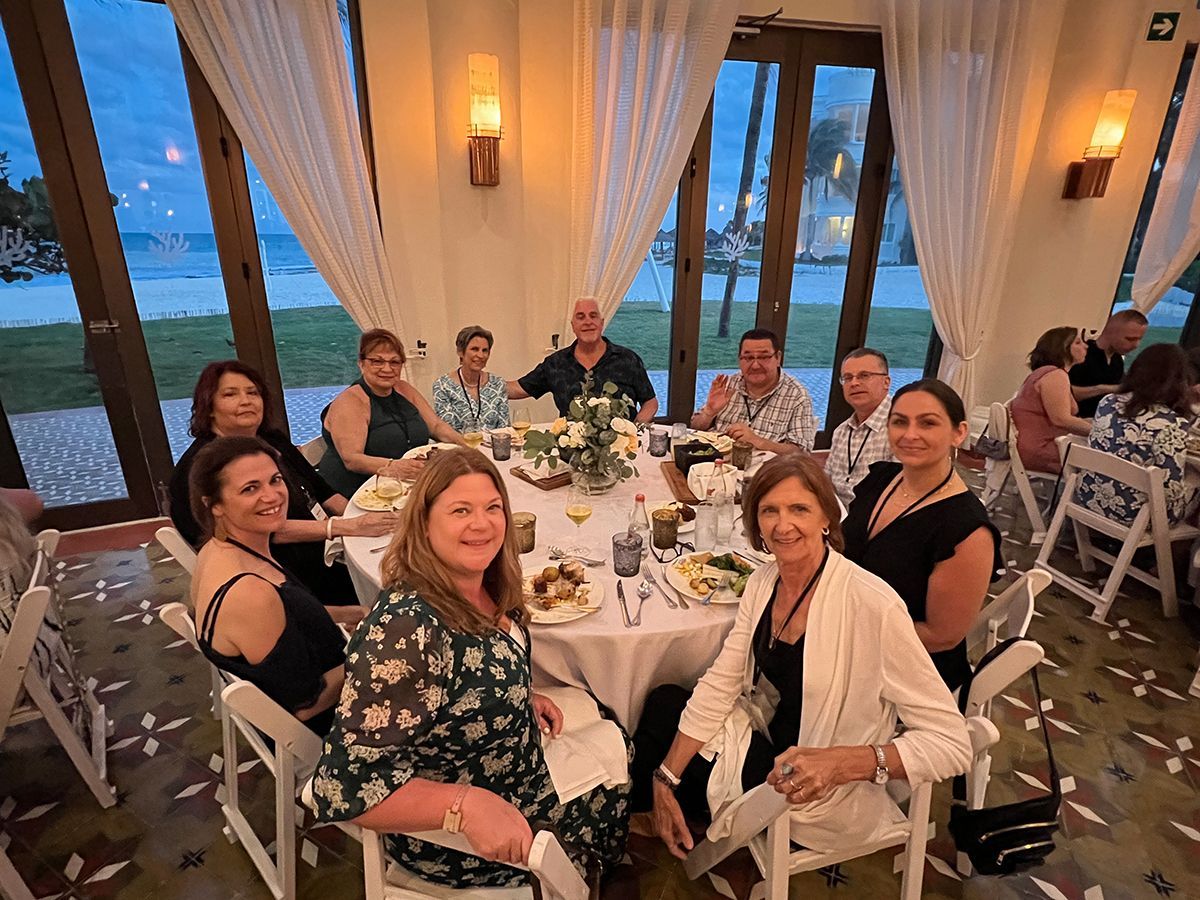 A group of people are sitting around a table in a restaurant.