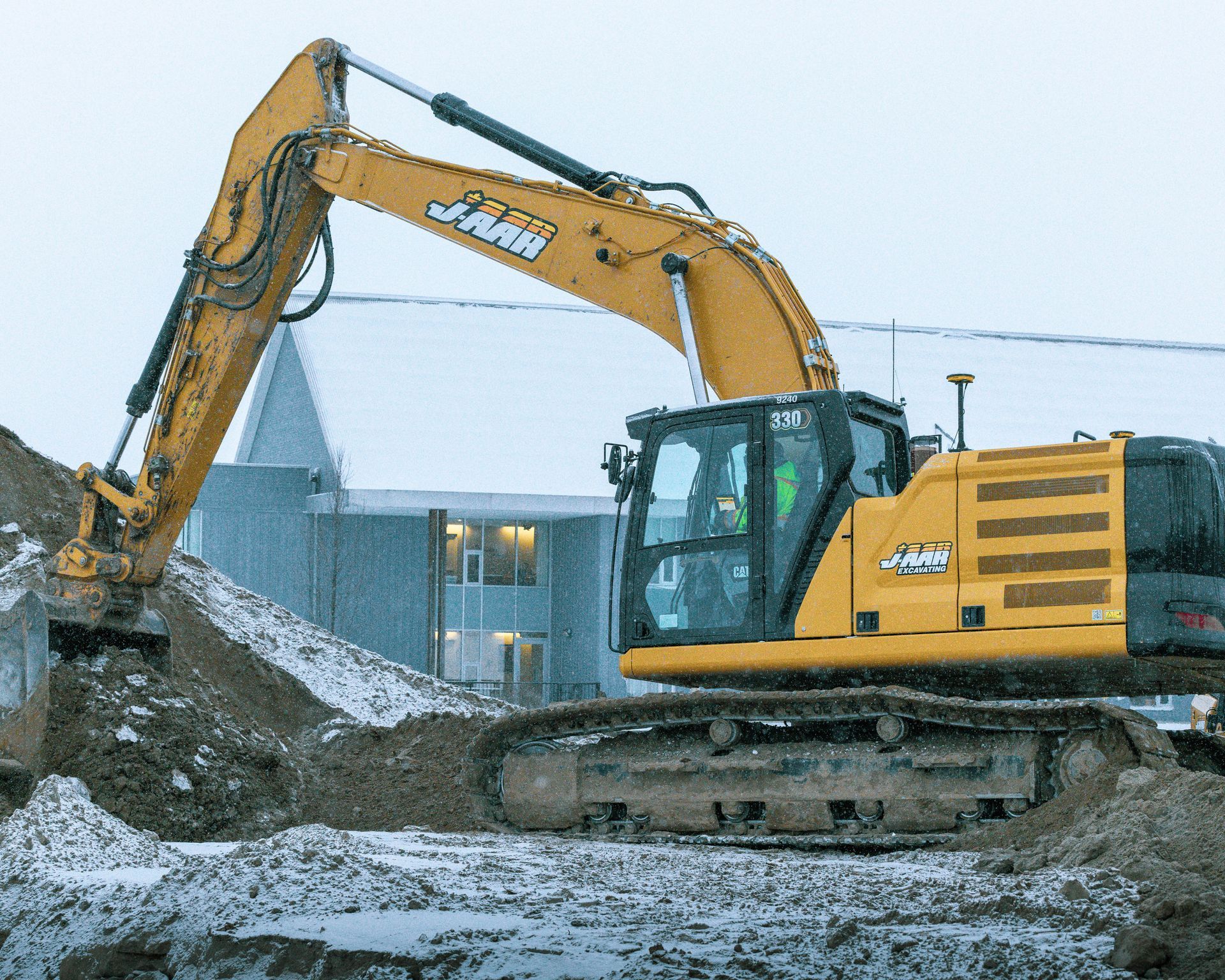 J-AAR large yellow excavator for Excavating Jobs 