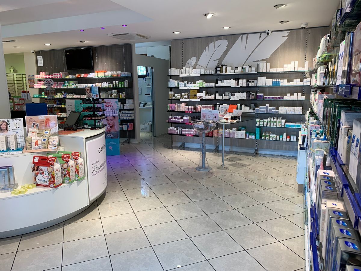 Scaffali della farmacia di Maniago