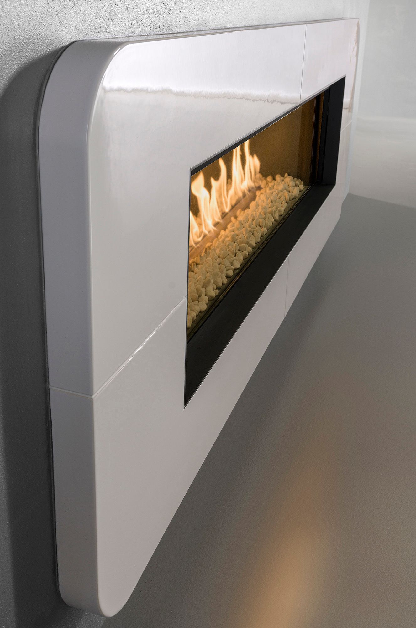 Moderne Badezimmerecke mit hohem beigefarbenem Handtuchwärmer, Steinwaschbecken auf Sockel und dunklen Wänden.