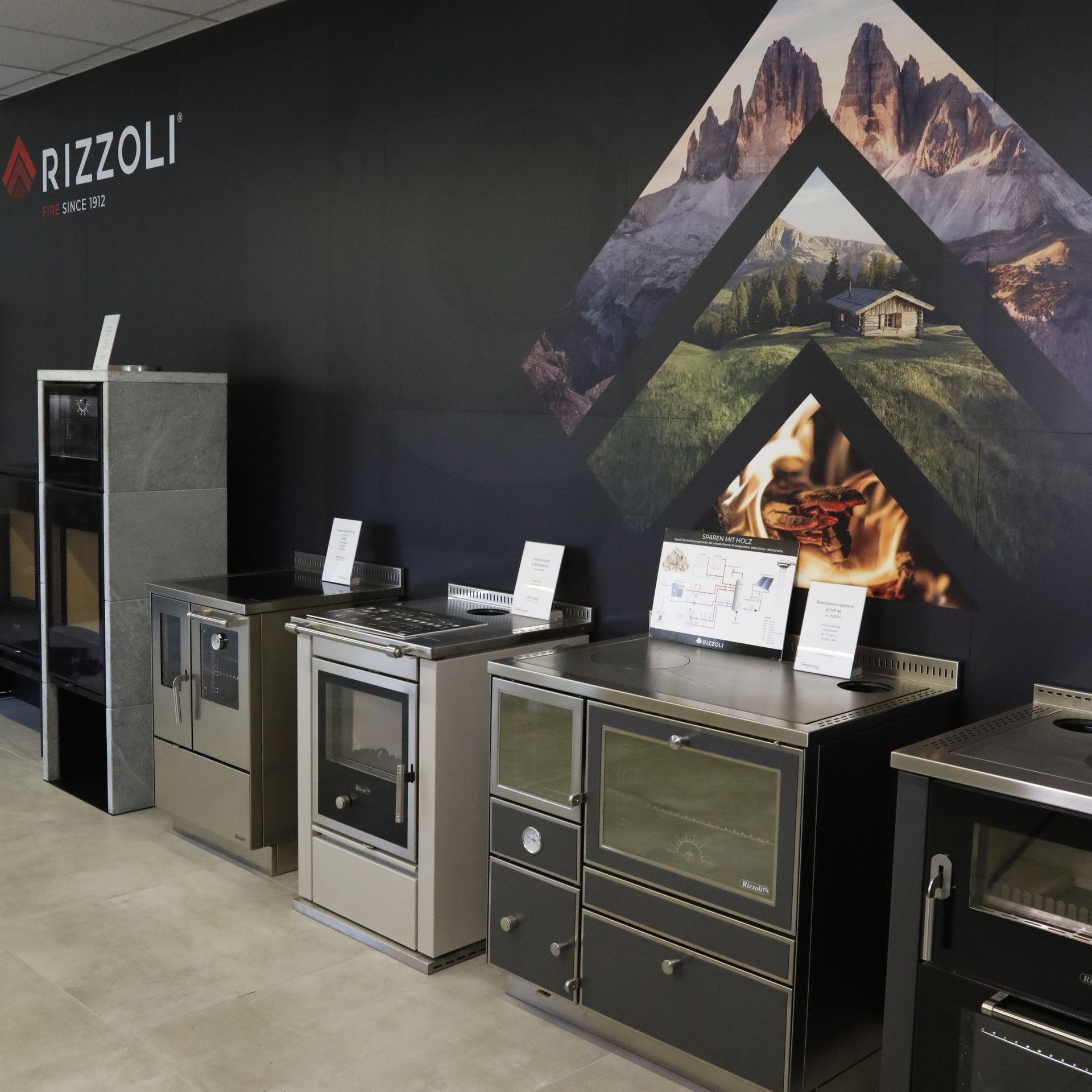 Steinkamin mit brennendem Feuer und Holzvorrat vor dem Hintergrund von Glastüren.