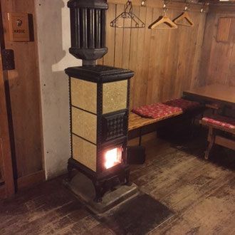 Leerer Raum mit beigefarbenen Fliesen an Boden und Wänden. Weiße obere Wand.