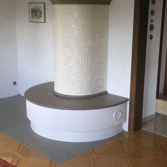 Modernes Badezimmer mit grau gefliesten Wänden, Glasdusche, runden Spiegeln und Holzregalen.