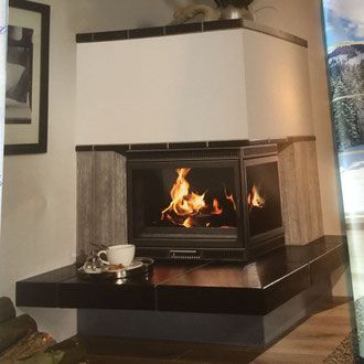 Kamin mit brennenden Flammen, weißer Umrandung, dunkler Feuerstelle und Marmorverzierungen.