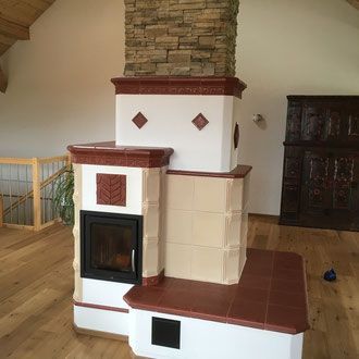 Grauer Keramik-Zahnbürstenhalter an der gefliesten Badezimmerwand montiert.