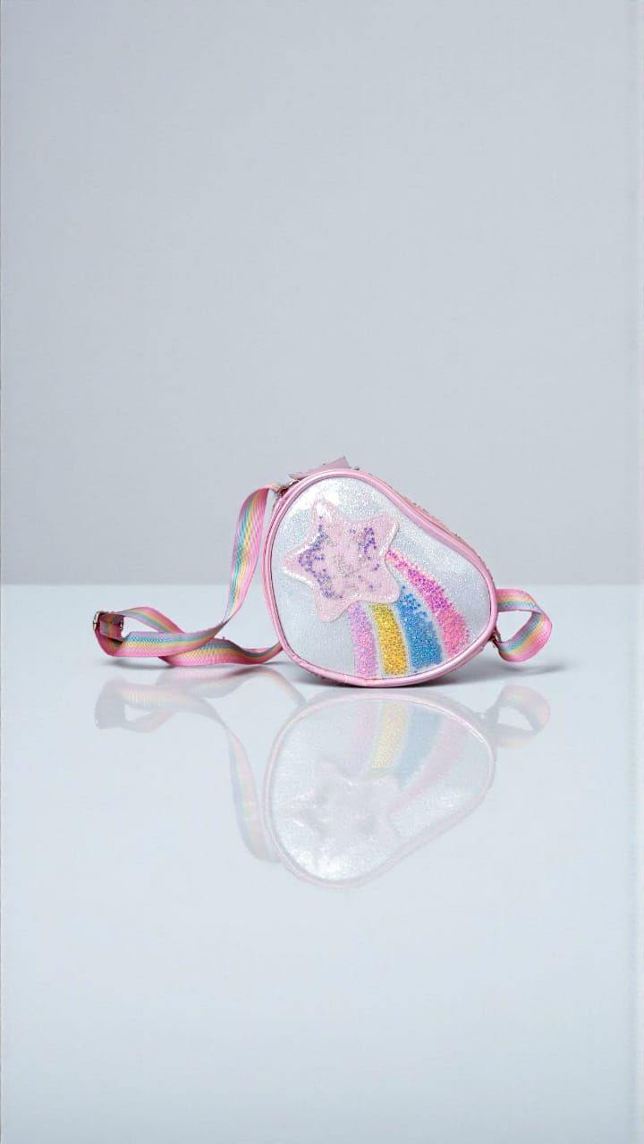 Mochila rosa en forma de corazón con diseño de unicornio y rayas arcoíris, sobre una superficie reflectante.