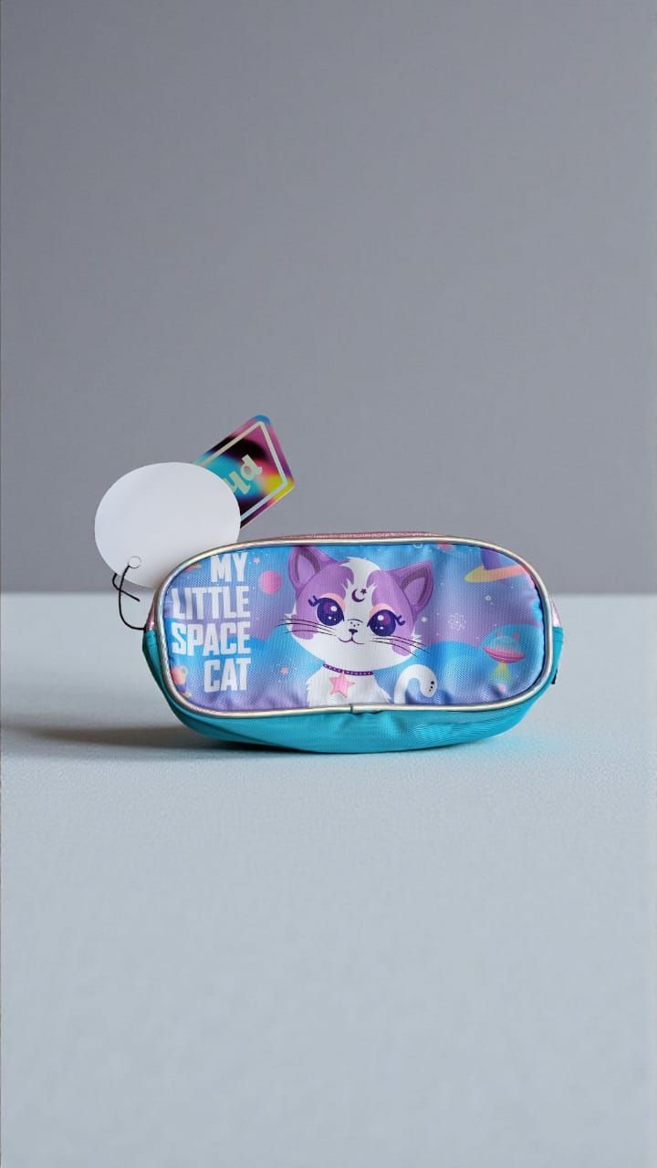 Estuche azul para lápices con un diseño de gato espacial y las palabras