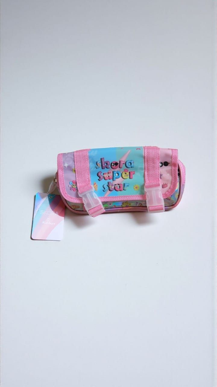 Estuche rosa y colorido con la inscripción