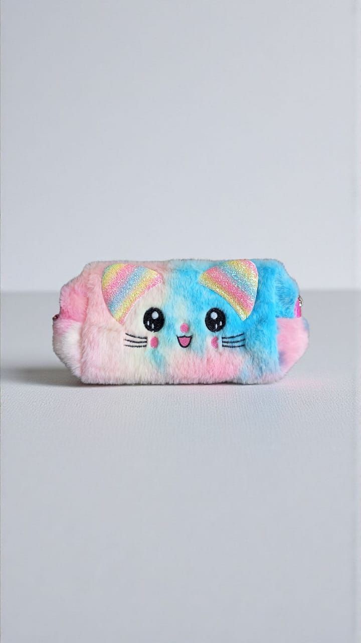Estuche para lápices esponjoso en forma de gato de color pastel con una carita sonriente sobre una superficie blanca.