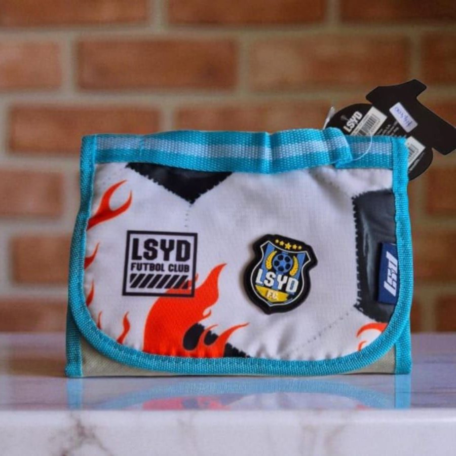 Cartera con diseño de camiseta de fútbol, con llamas rojas y el texto