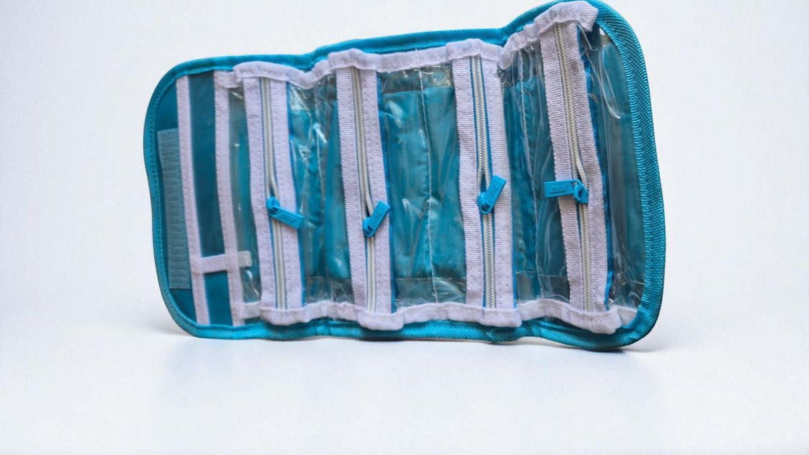 Cartera con diseño de camiseta de fútbol, con llamas rojas y el texto