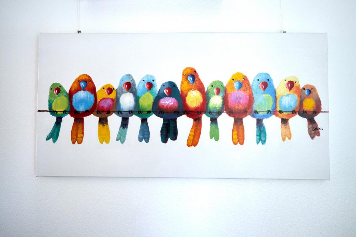 Ein Gemälde von bunten Vögeln, die auf einem Draht sitzen