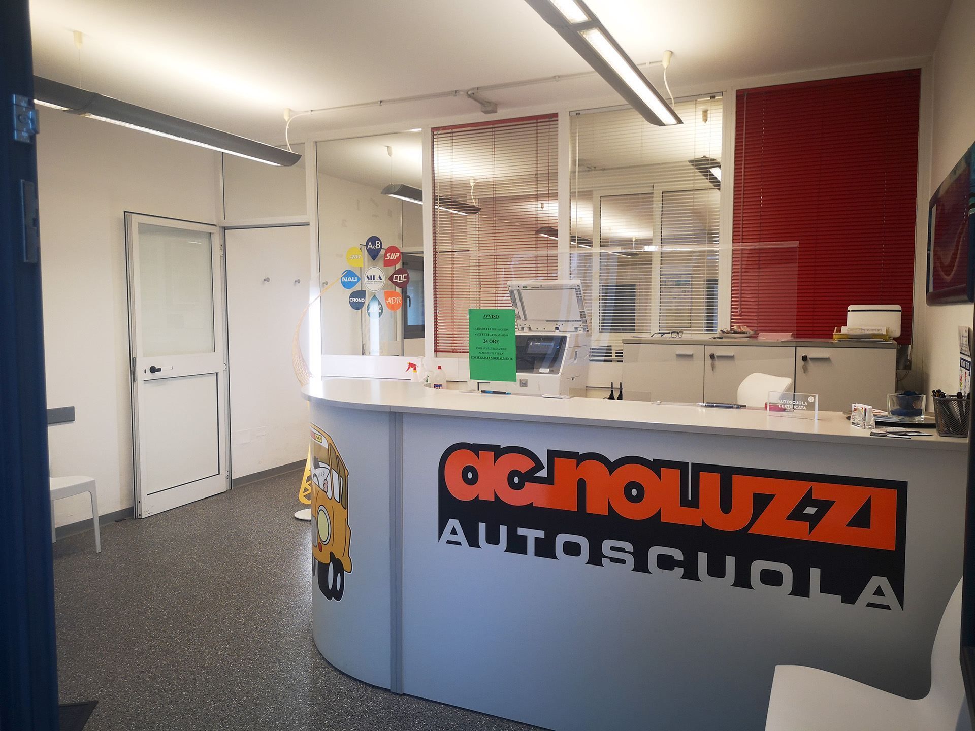 interno della scuola guida