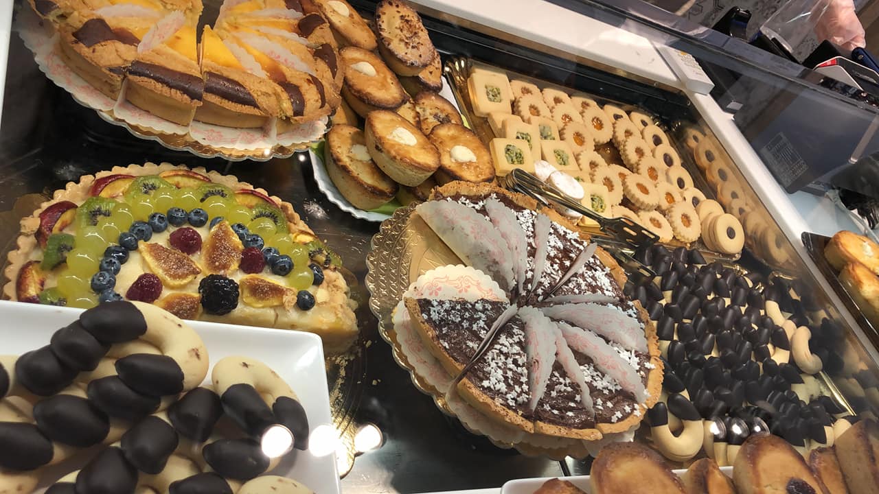 biscotti e torte nel bancone della pasticceria