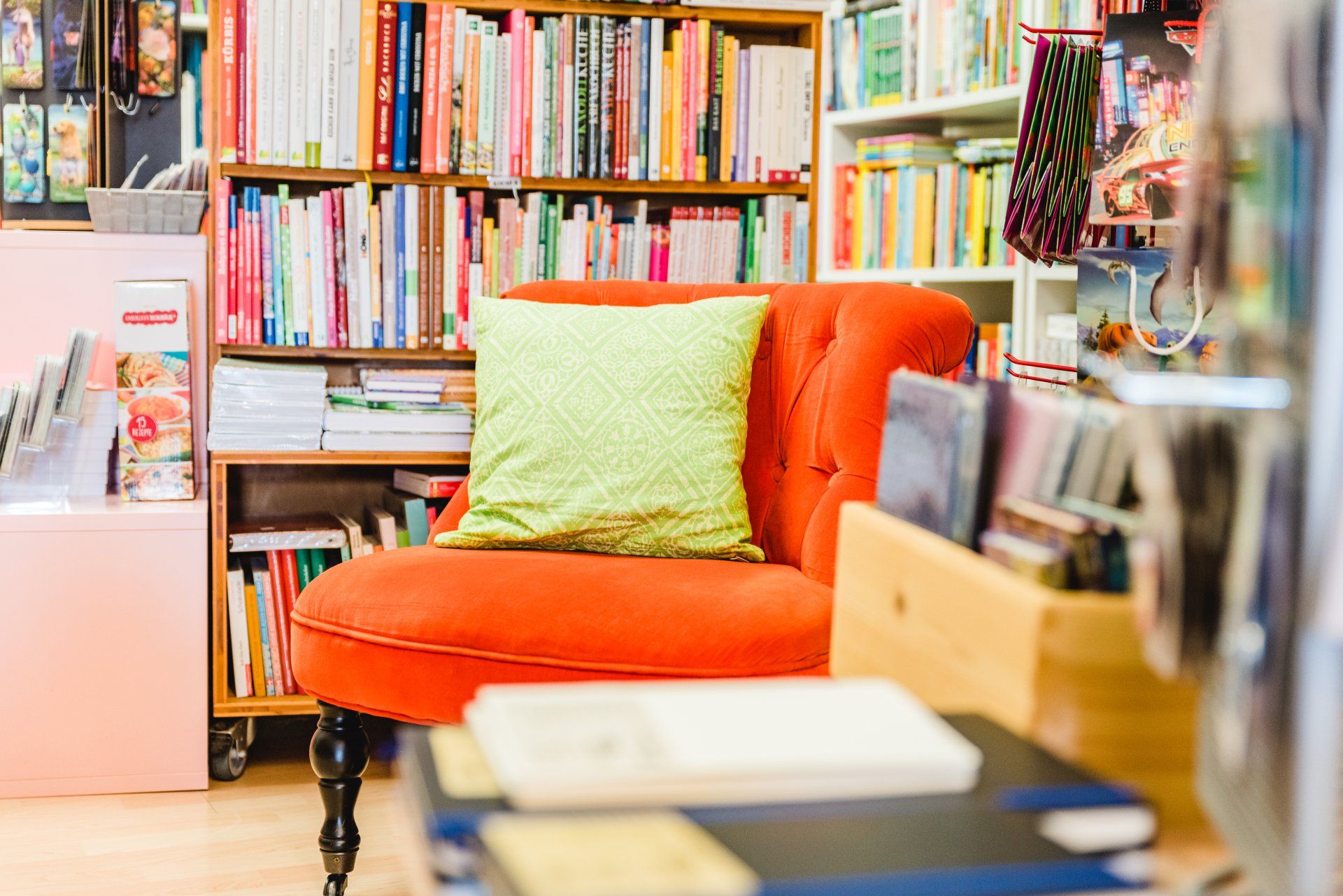 Buchladen Chribula oranger Sessel