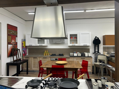 Una cucina con tavolo, sedie e forno a piano cottura