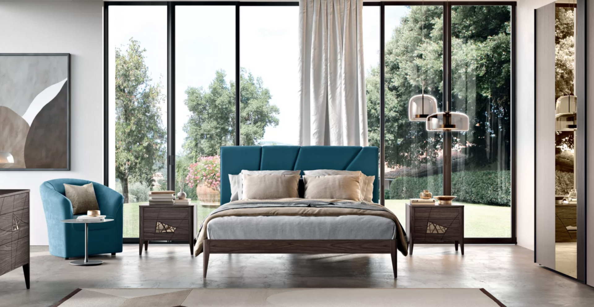 Una camera da letto con un letto, una sedia, un comodino e grandi finestre.