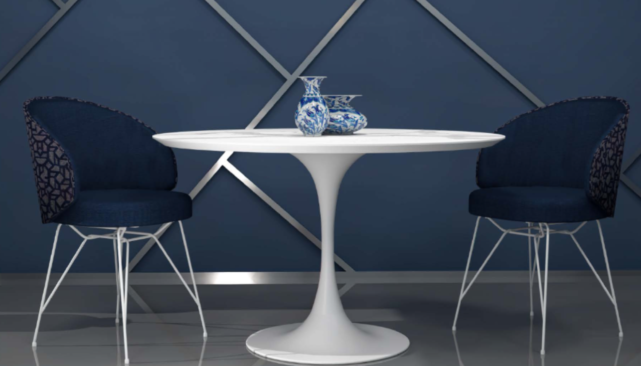 Un tavolo bianco con due sedie blu di fronte a una parete blu