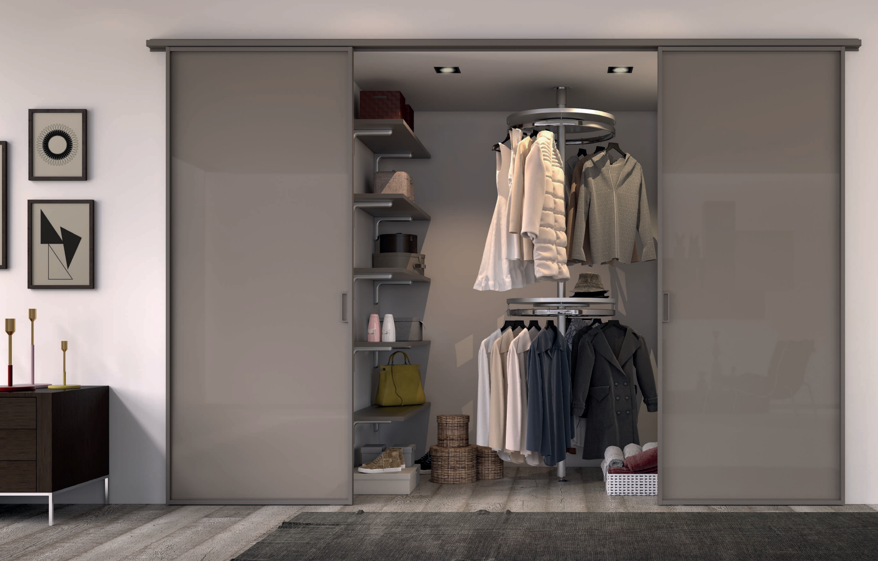Una cabina armadio con porte scorrevoli e ripiani