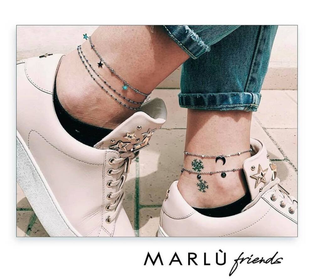 Cavigliere con charm e cristalli