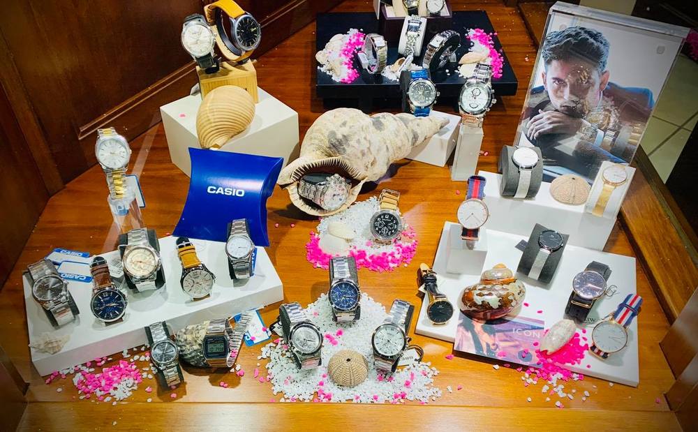 Vetrina con ampia esposizione di orologi