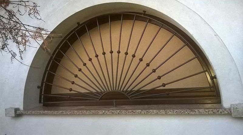 grata in ferro per finestra semicircolare - marnate - legnano
