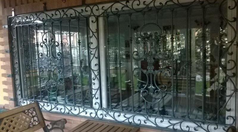 inferriata con motivi decorativi in una casa privata - marnate - legnano