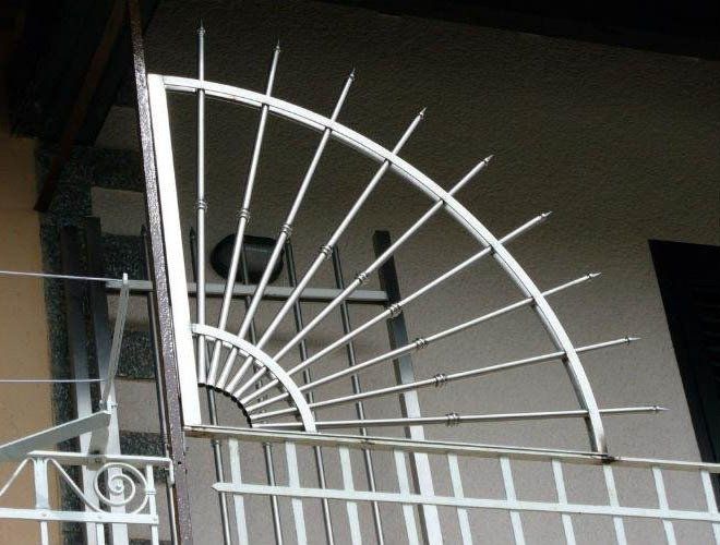 dettaglio di una cancellata in ferro - marnate - legnano