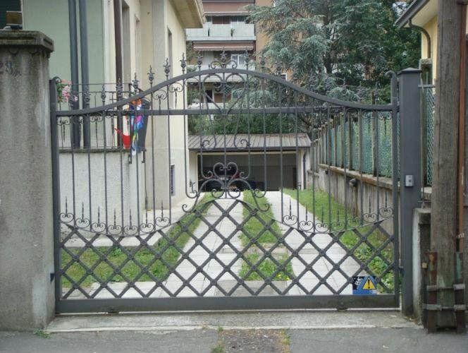 cancellata d'entrata scorrevole in ferro battuto - marnate - legnano