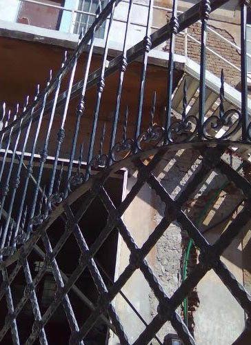 dettaglio di un cancello in ferro - marnate - legnano