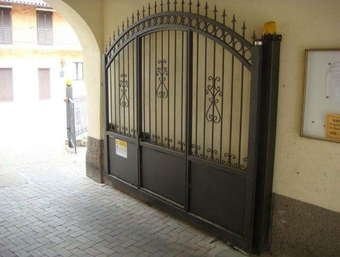 cancello d'ingresso in ferro battuto in un'abitazione - marnate - legnano