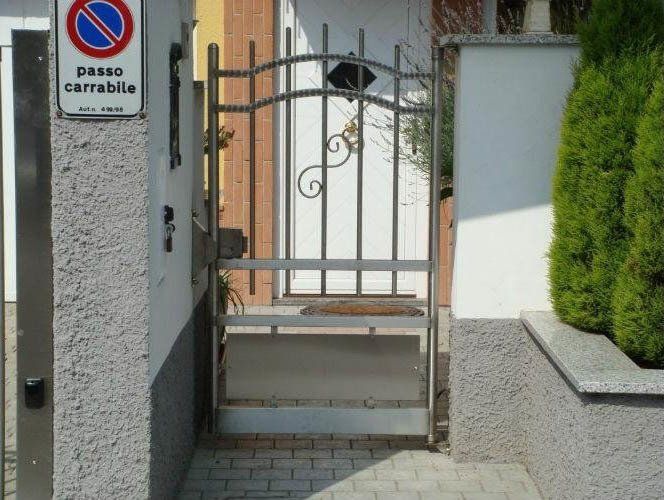 cancello di entrata per casa privata  -marnate - legnano
