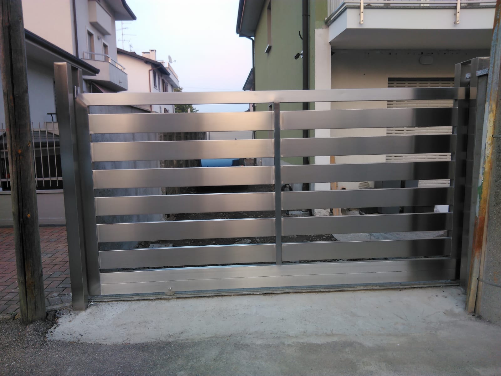 cancello in ferro battuto moderno - marnate - legnano