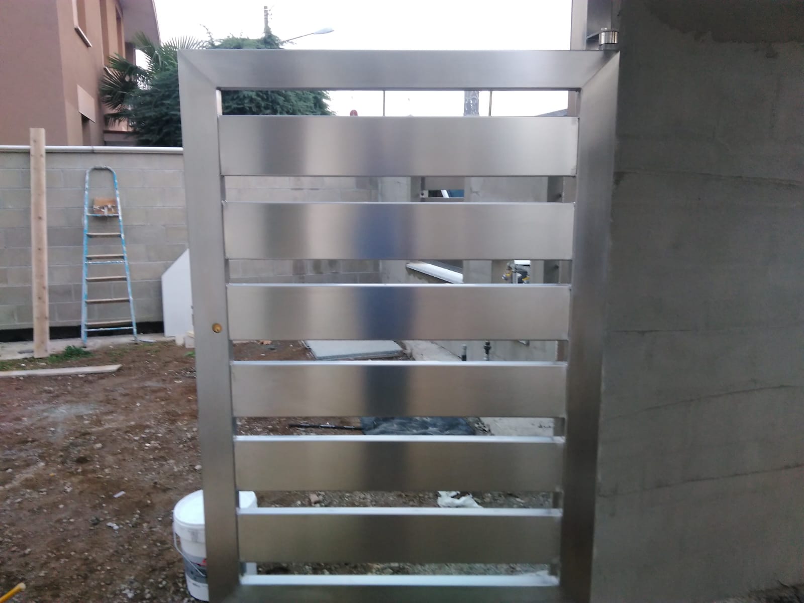 dettaglio di un cancelletto in ferro battuto moderno - marnate - legnano