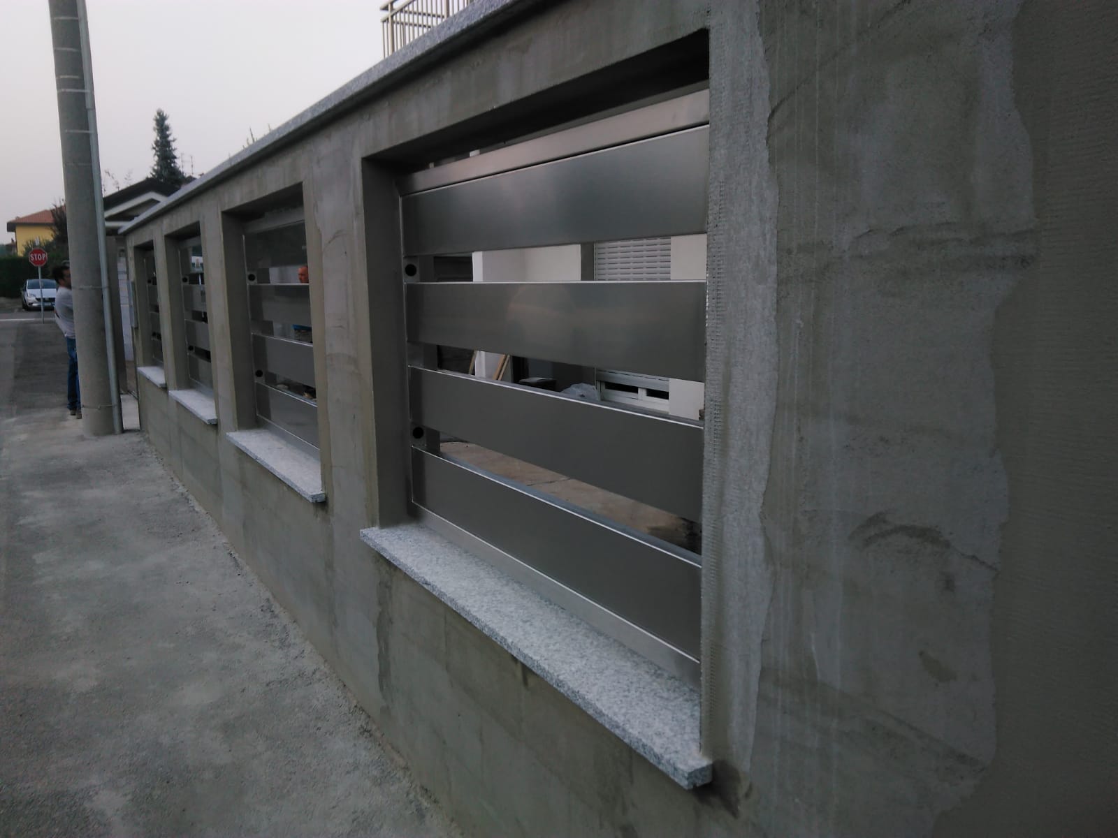 dettaglio di un cancello in ferro battuto moderno - marnate - legnano