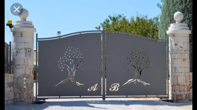 cancello in ferro a due ante con decorazioni incise - marnate - legnano