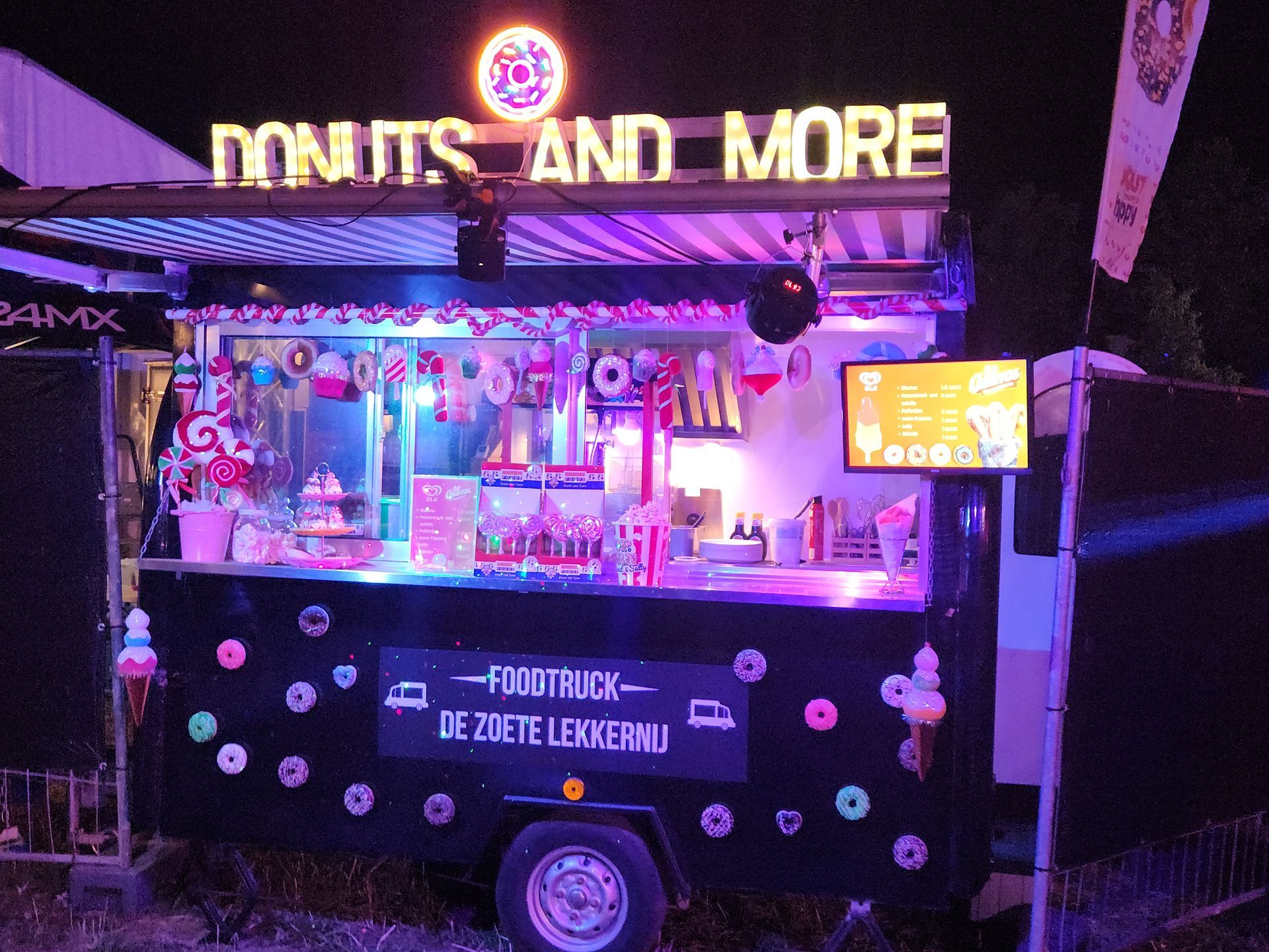 's Avonds is er een verlichte donuts- en meer foodtruck