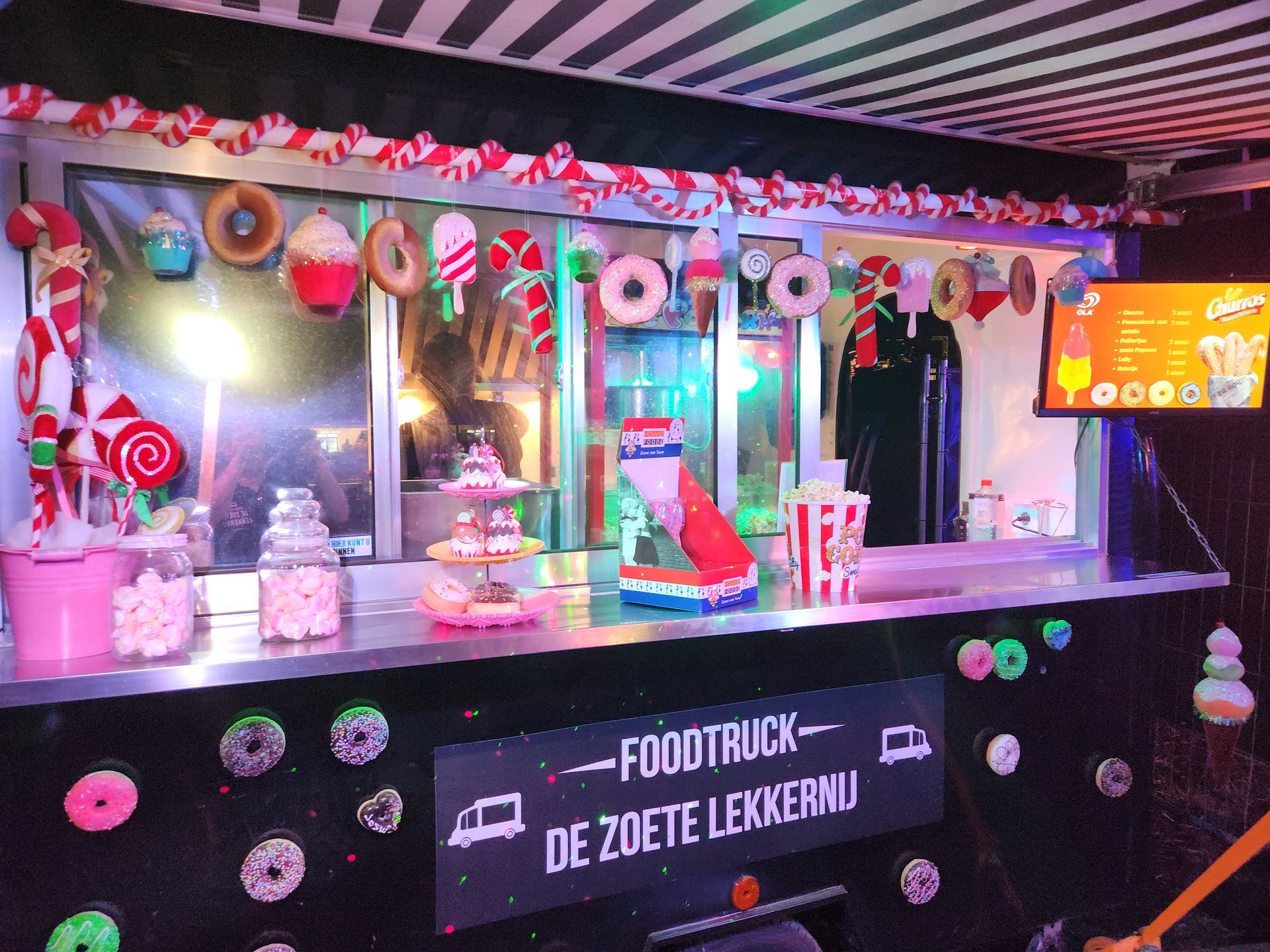 A food truck with a sign that says food truck de zoete lekkernij