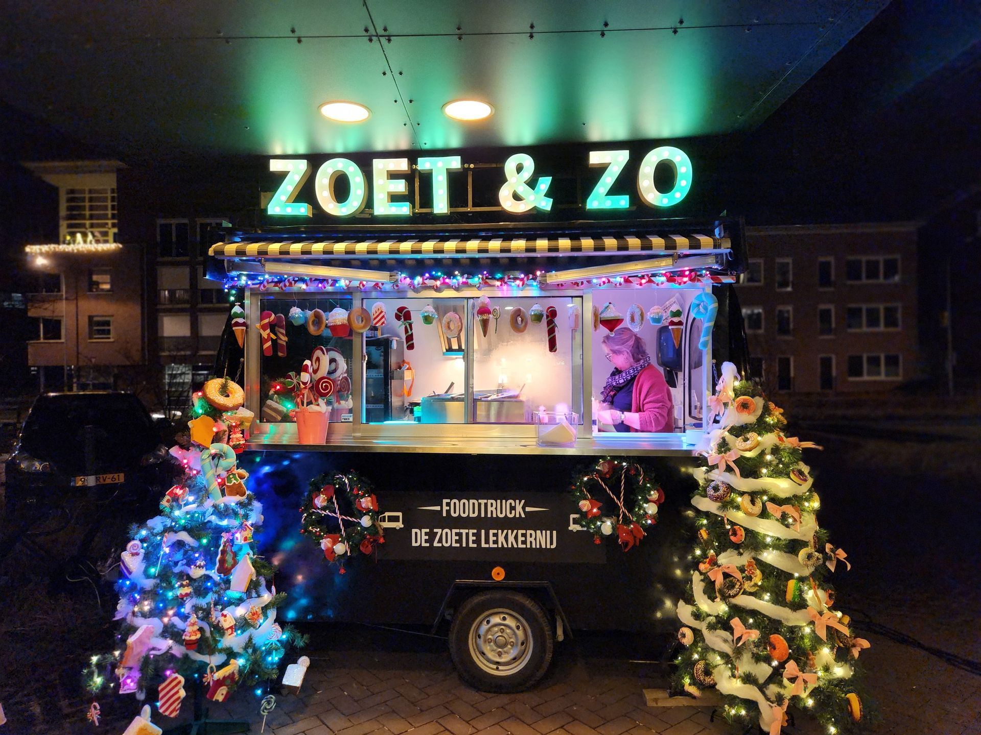 Een foodtruck met een bord waarop zoet & zo staat