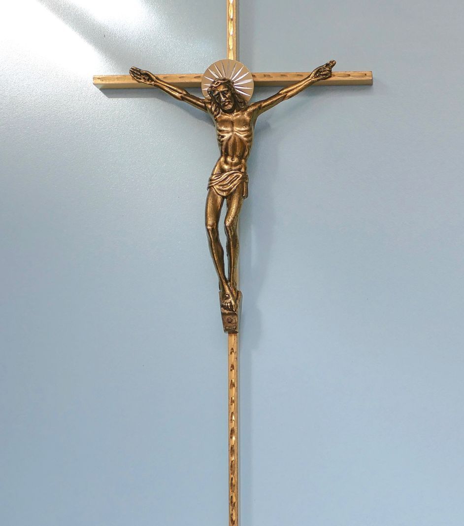 Una croce con una statua di Gesù sopra