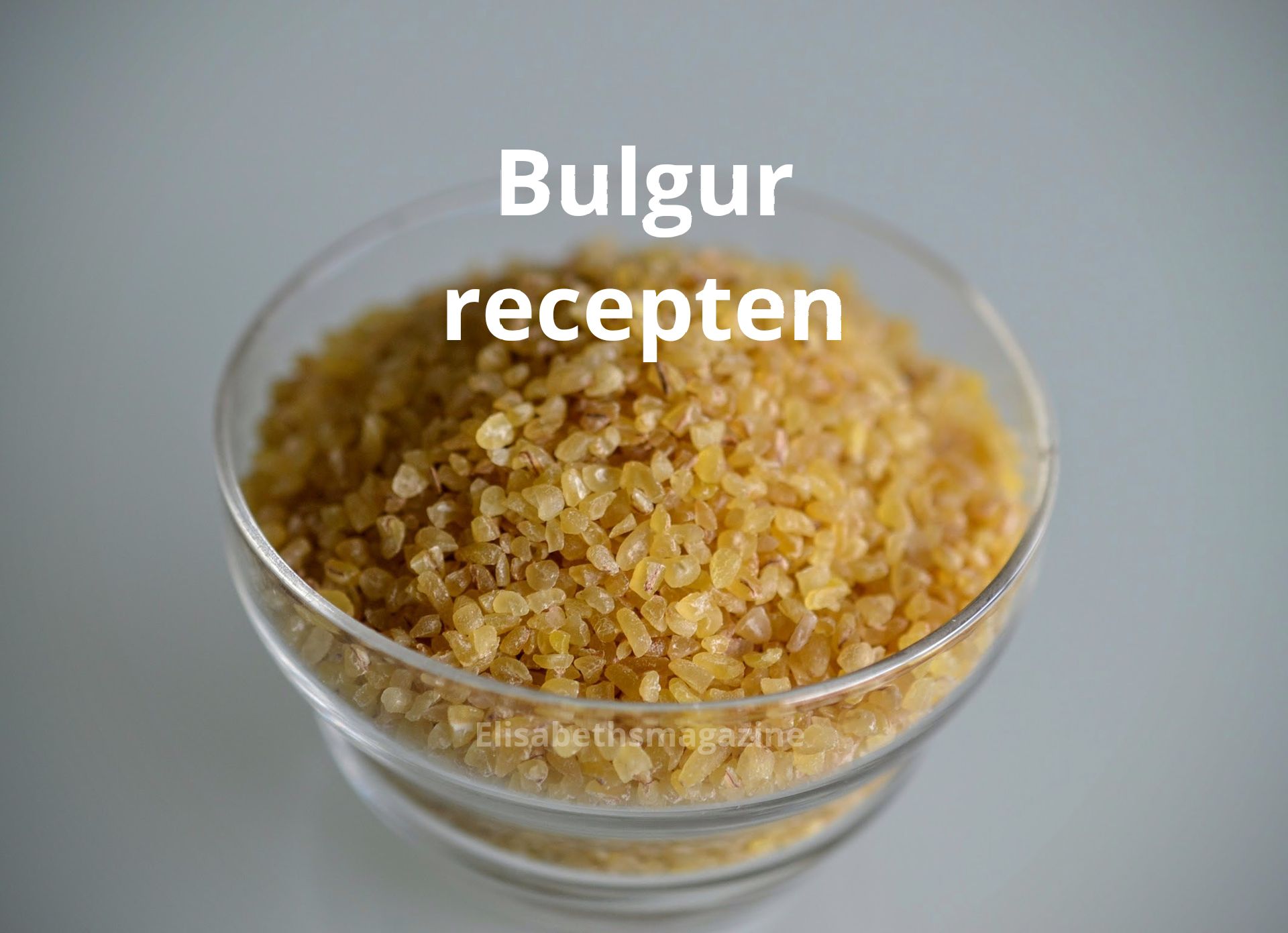 Een glazen kom gevuld met bulgur op een tafel.